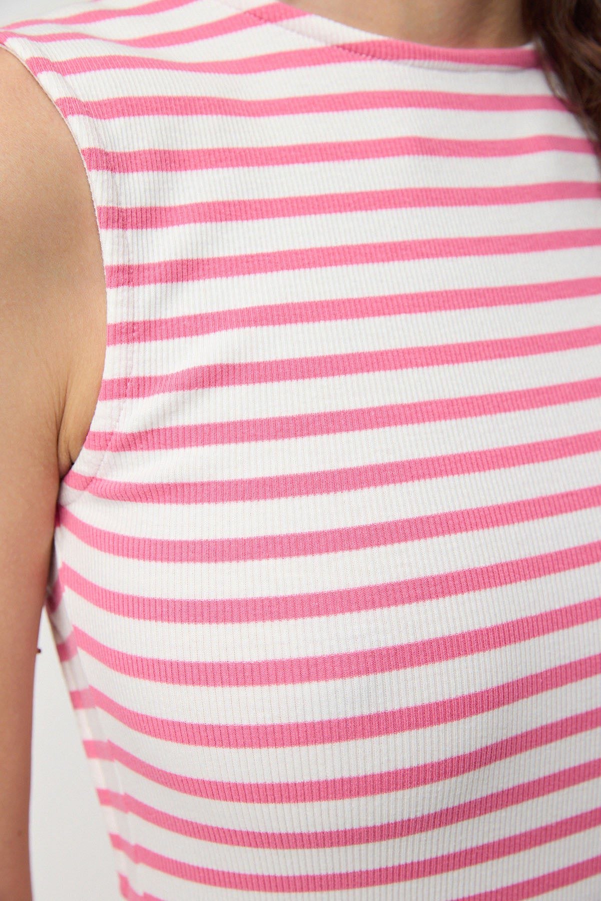 Ärmelloses kurzes Kleid