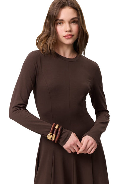 SCHWARZES LANGÄRMLIGES KLEID MIT CUP-FÖRMCHEN