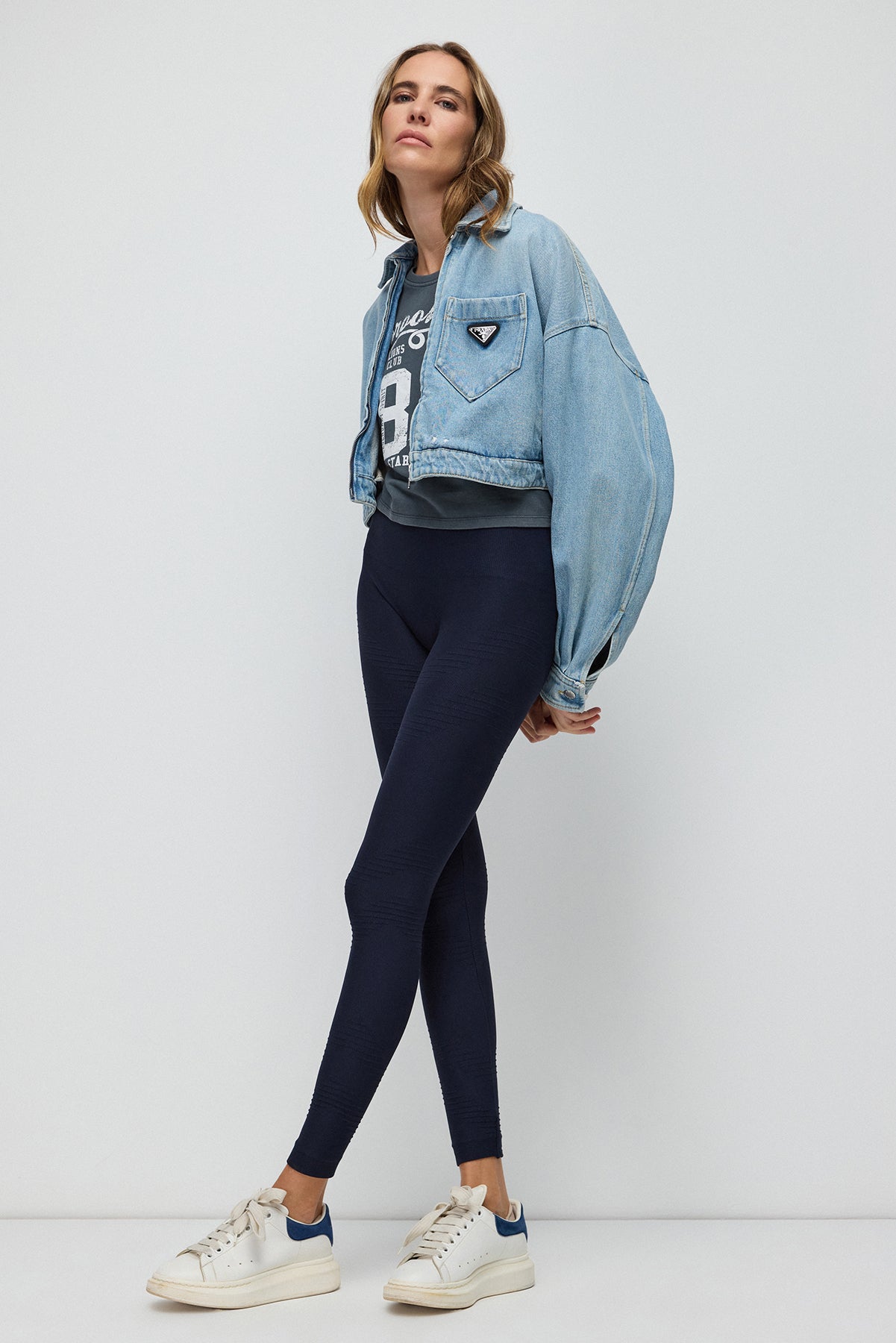 Marineblaue, nahtlose Sportleggings aus Stretchmaterial mit hohem Bund.