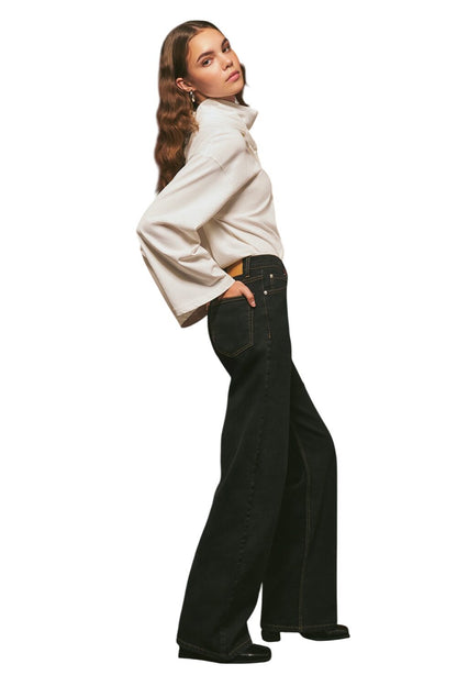 Lange, leichte Jeans mit weitem Bein, schwarz.
