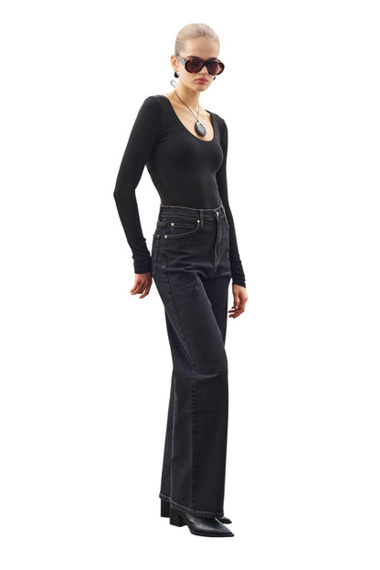 Lange, leichte Jeans mit weitem Bein, schwarz.