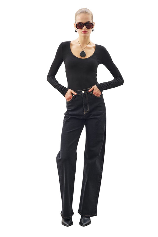 Lange, leichte Jeans mit weitem Bein, schwarz.