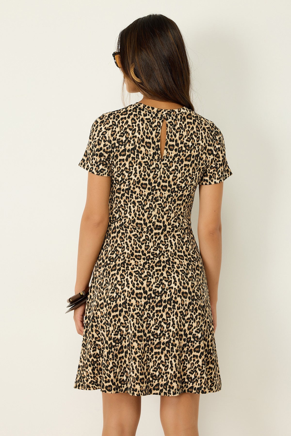 Minikleid mit Leopardenmuster und Rundhalsausschnitt