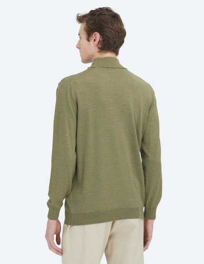 Hellgrüner Strickpullover