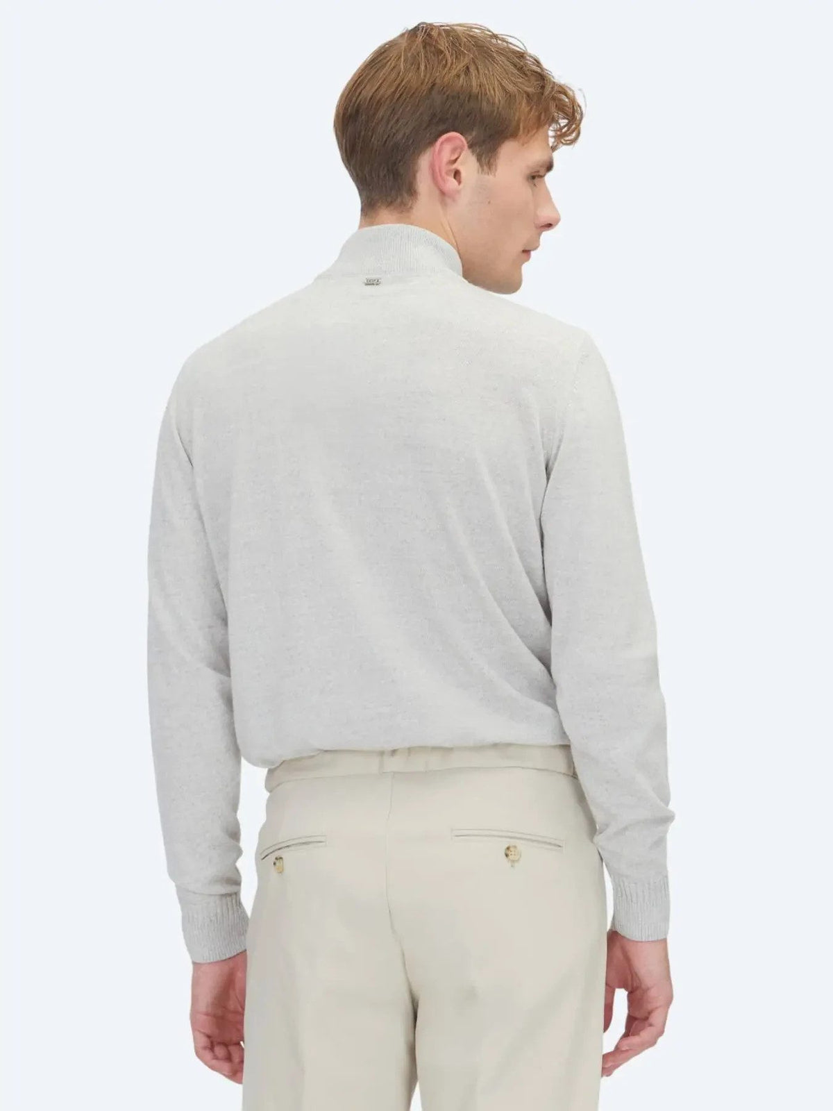Hellgrauer Strickpullover