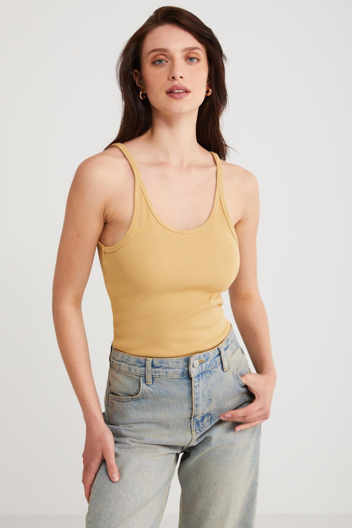 ETHIQUET Lizeth Slim Fit Spaghettiträger Top Senf