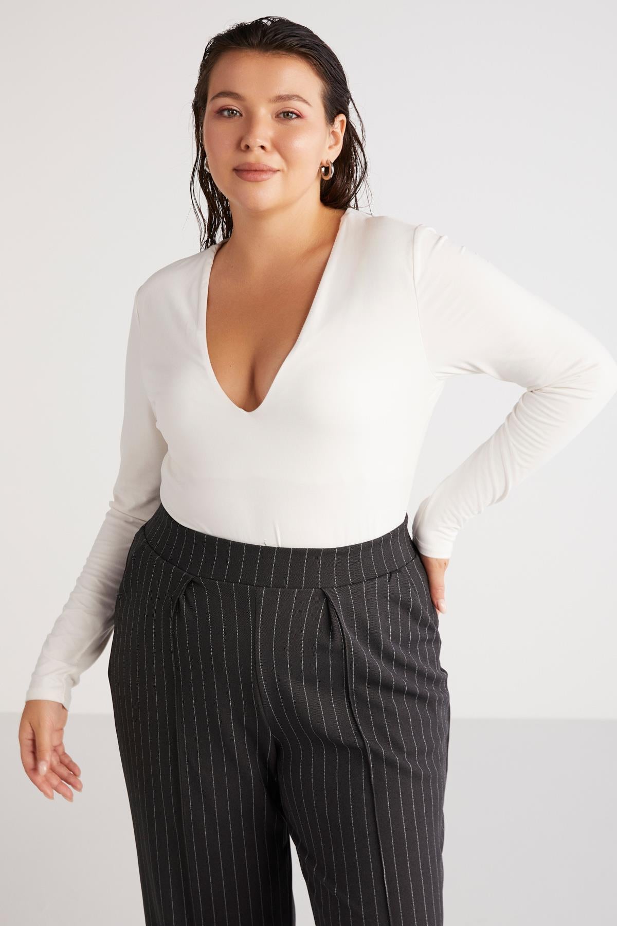 ETHIQUET Marjabb Slim-Fit V-Ausschnitt Bluse Ecru