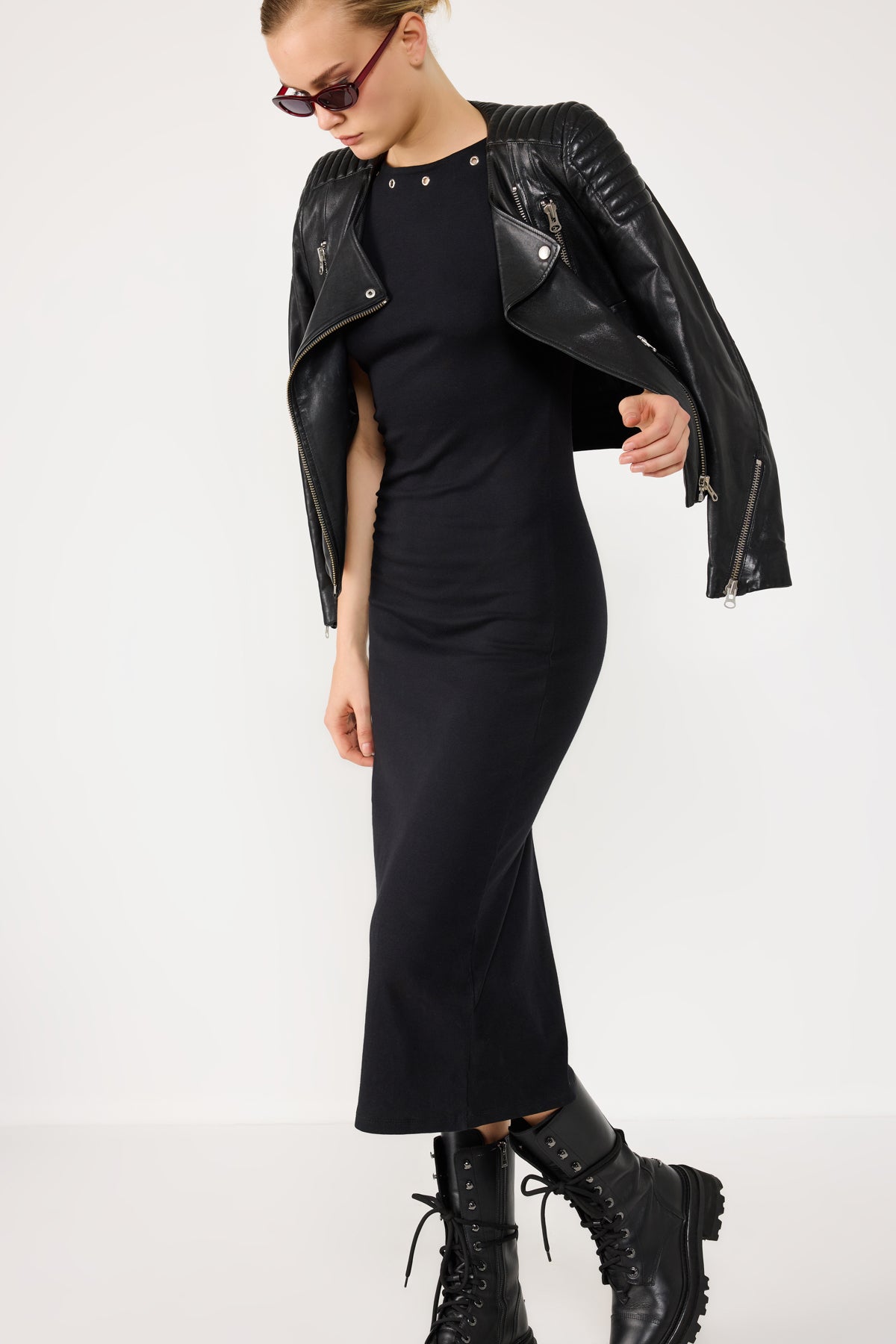 Midikleid mit metallischen Accessoires