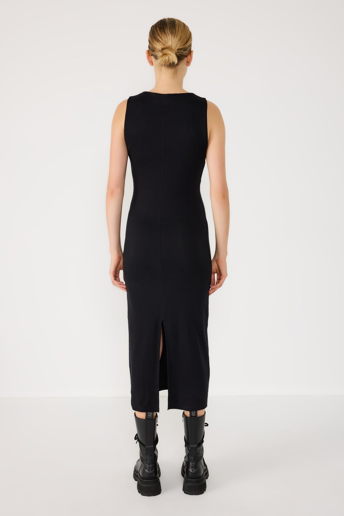 Midikleid mit metallischen Accessoires