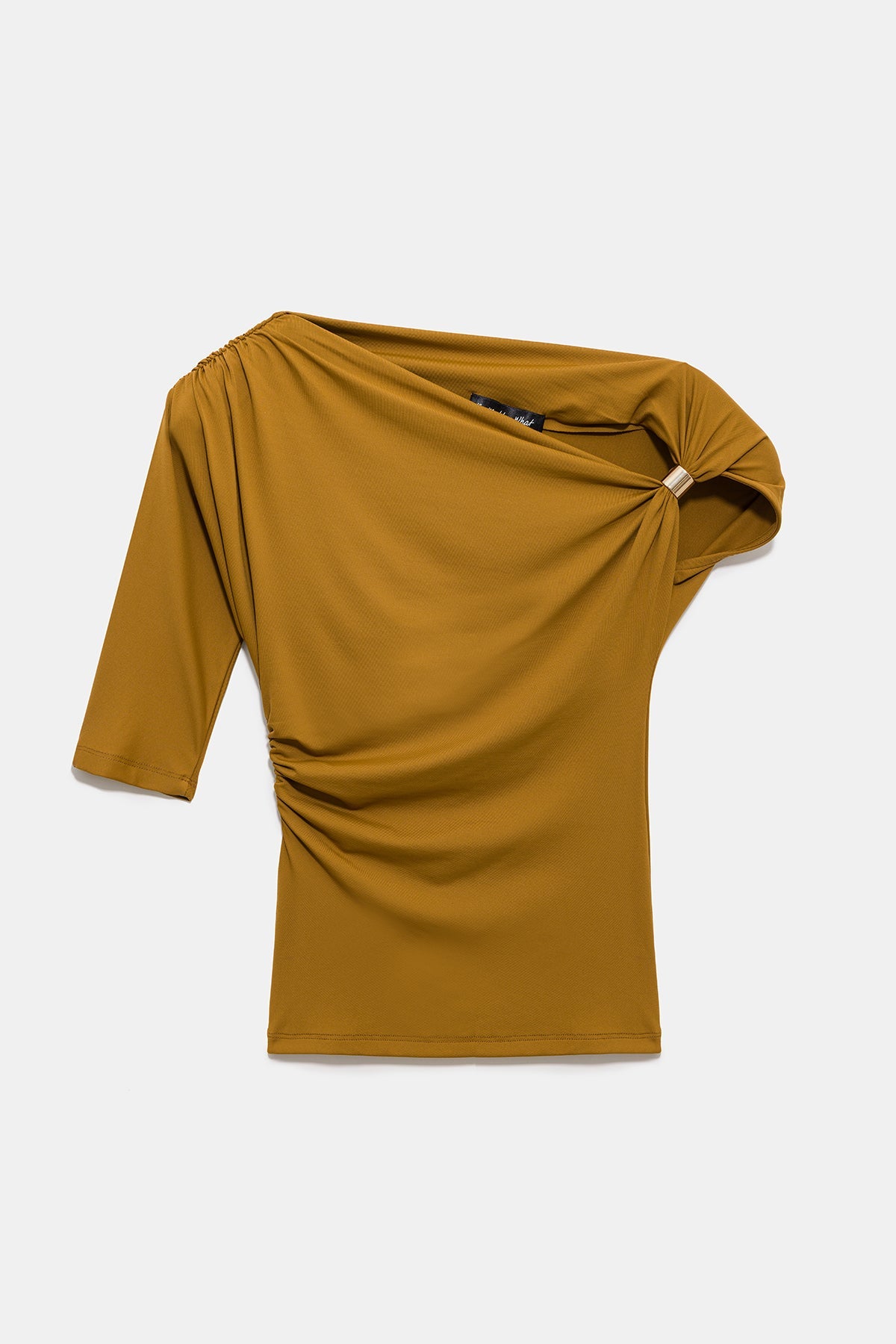 Eng anliegendes T-Shirt mit Metallaccessoires