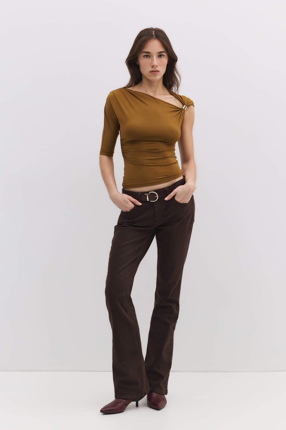 Eng anliegendes T-Shirt mit Metallaccessoires