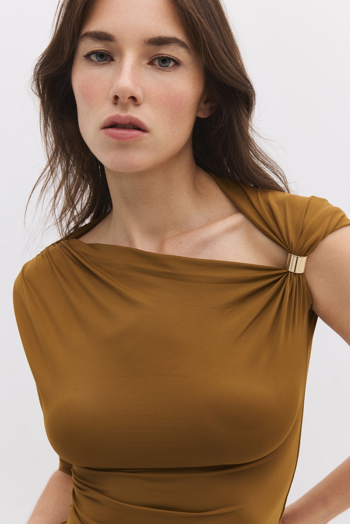 Eng anliegendes T-Shirt mit Metallaccessoires