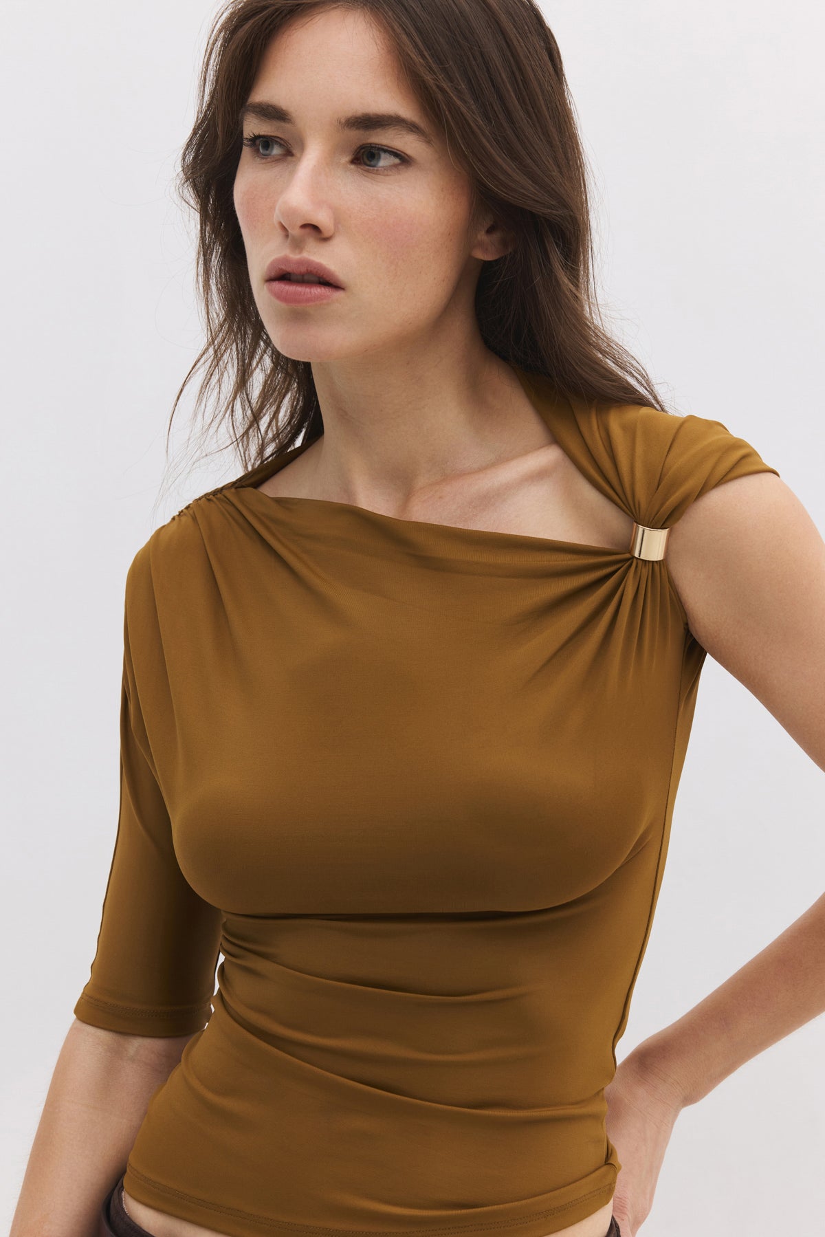 Eng anliegendes T-Shirt mit Metallaccessoires