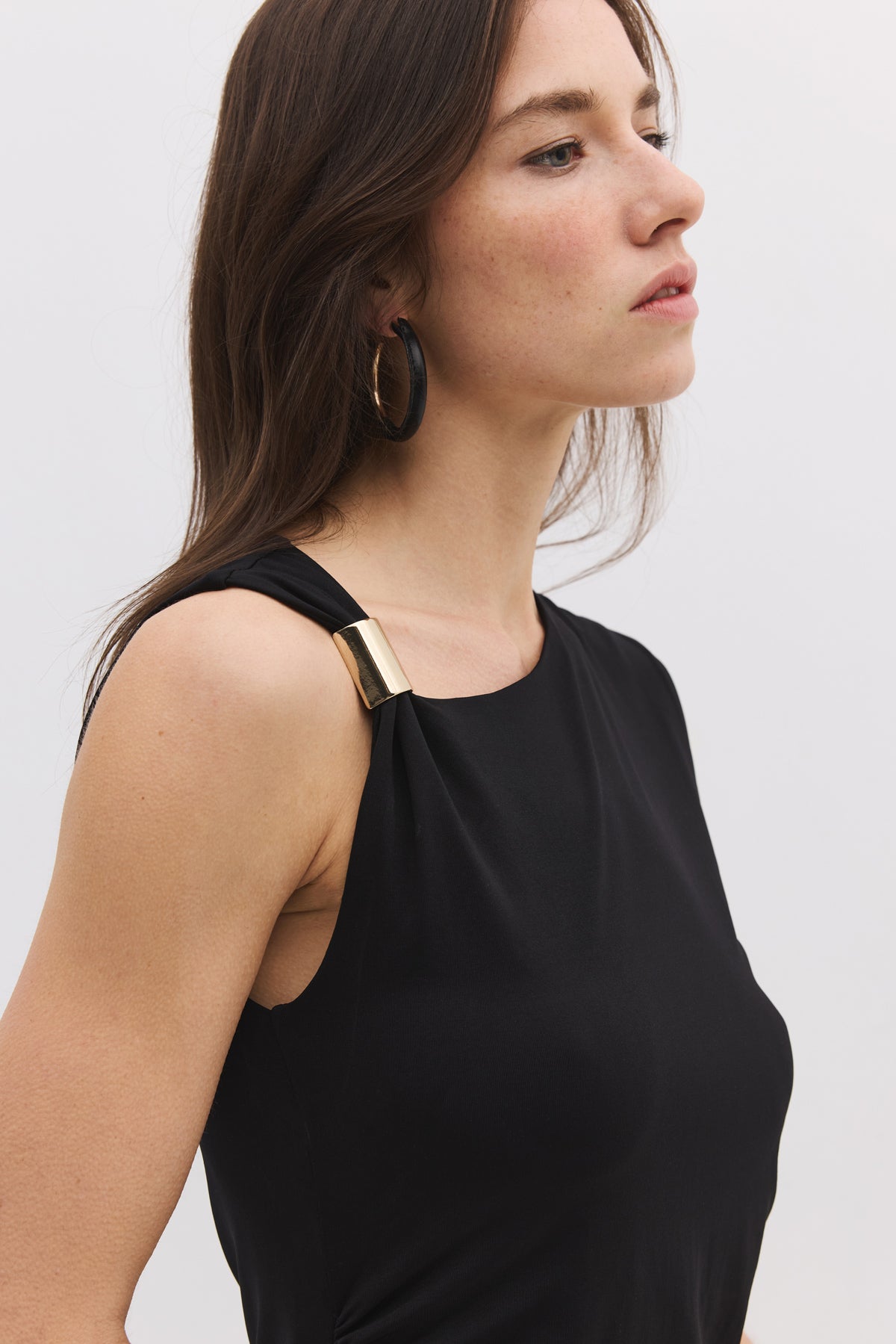 Ärmelloses Kleid mit asymmetrischem Ausschnitt