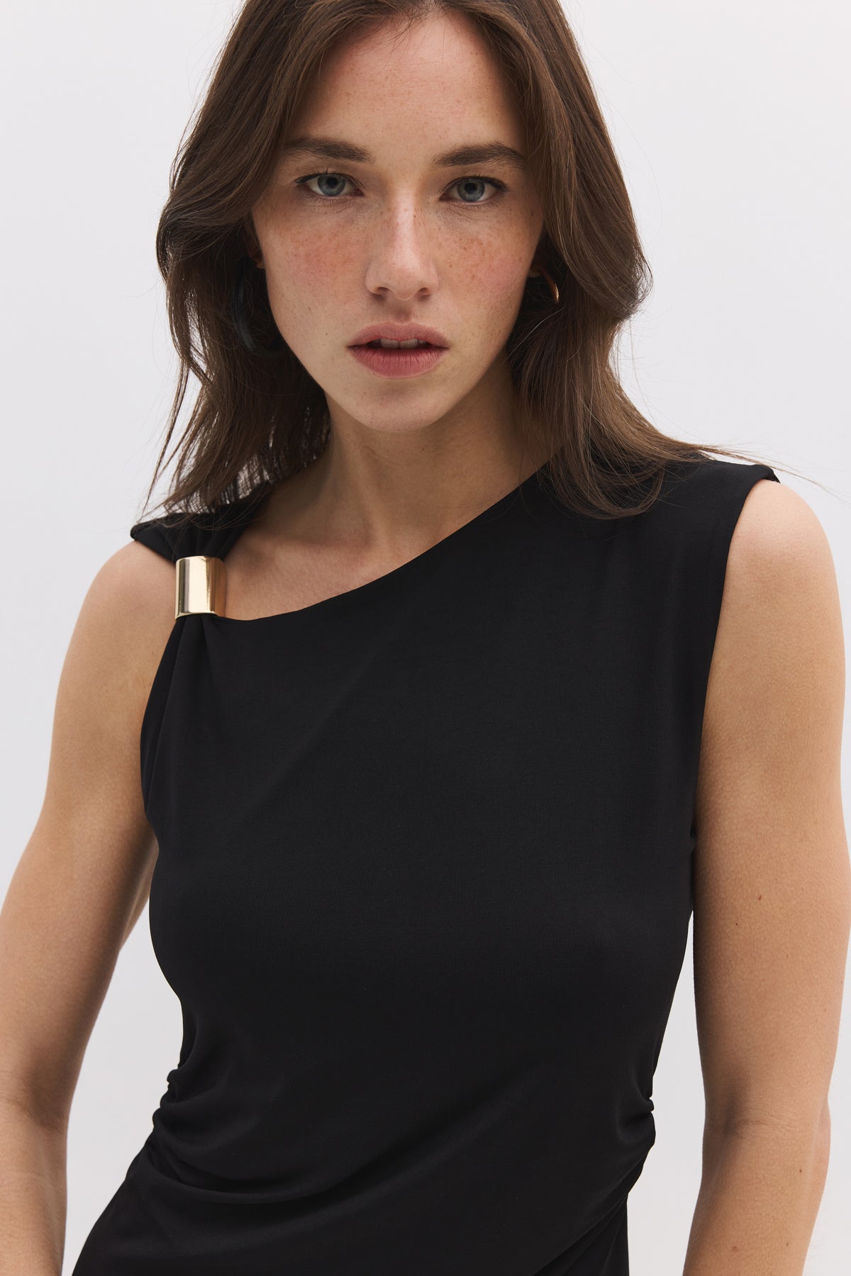 Ärmelloses Kleid mit asymmetrischem Ausschnitt