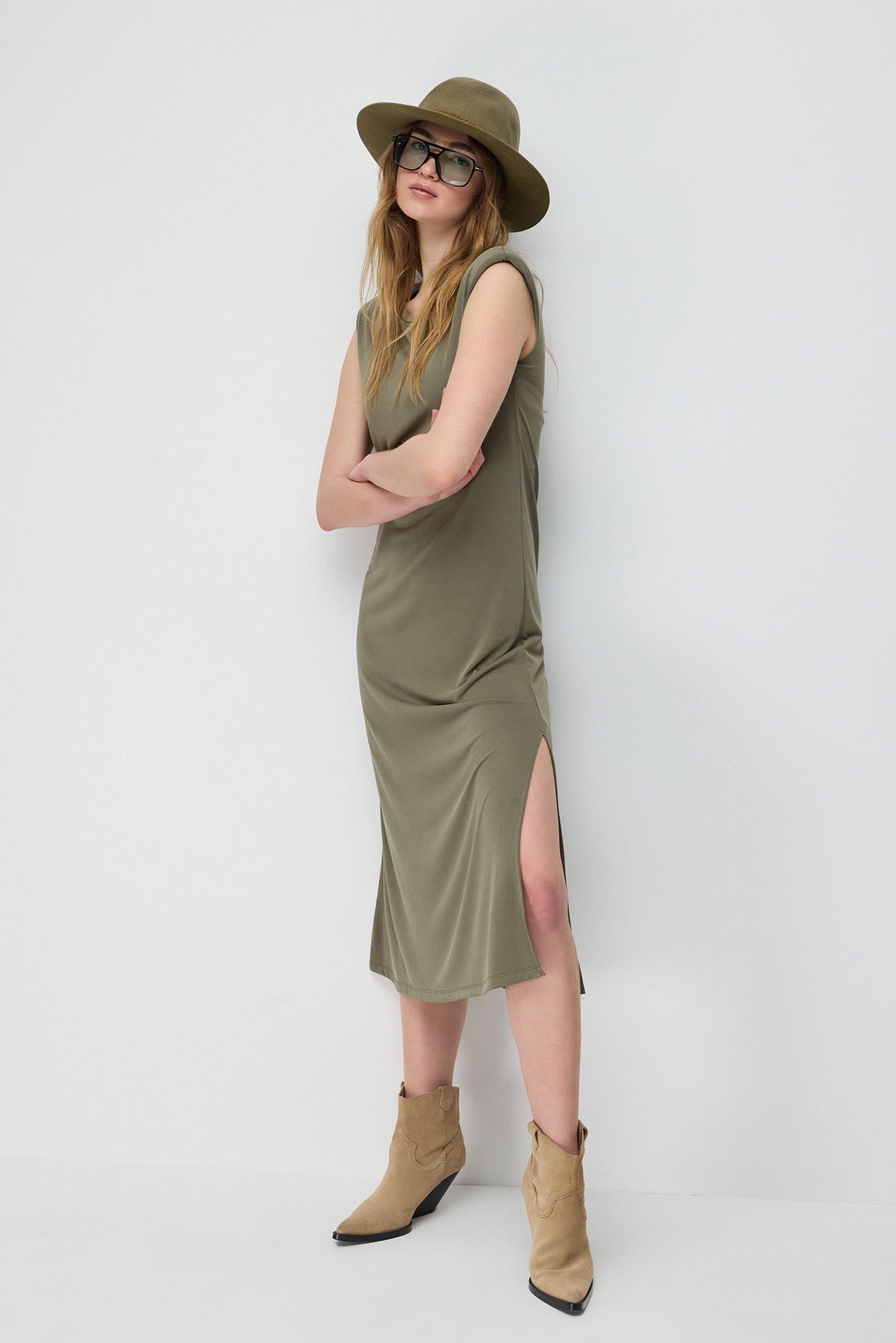 Midi-langes Kleid mit Schlitz.