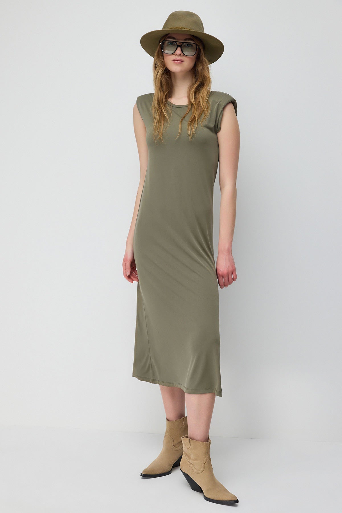Midi-langes Kleid mit Schlitz.