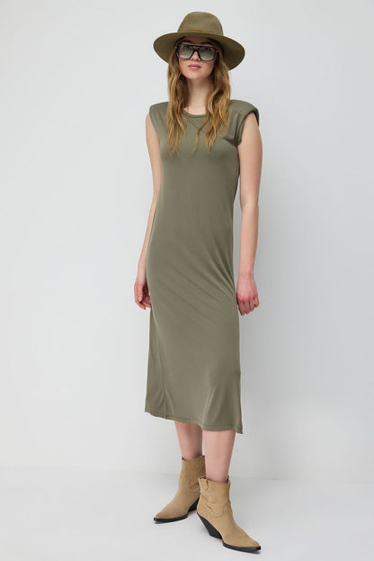 Midi-langes Kleid mit Schlitz.