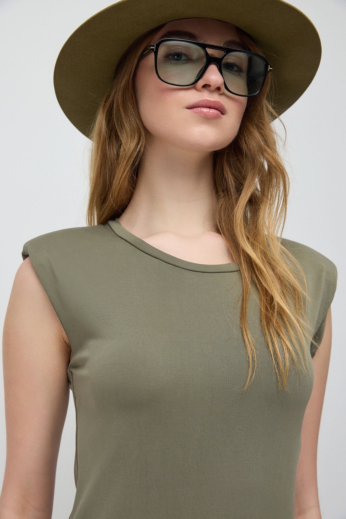 Midi-langes Kleid mit Schlitz.