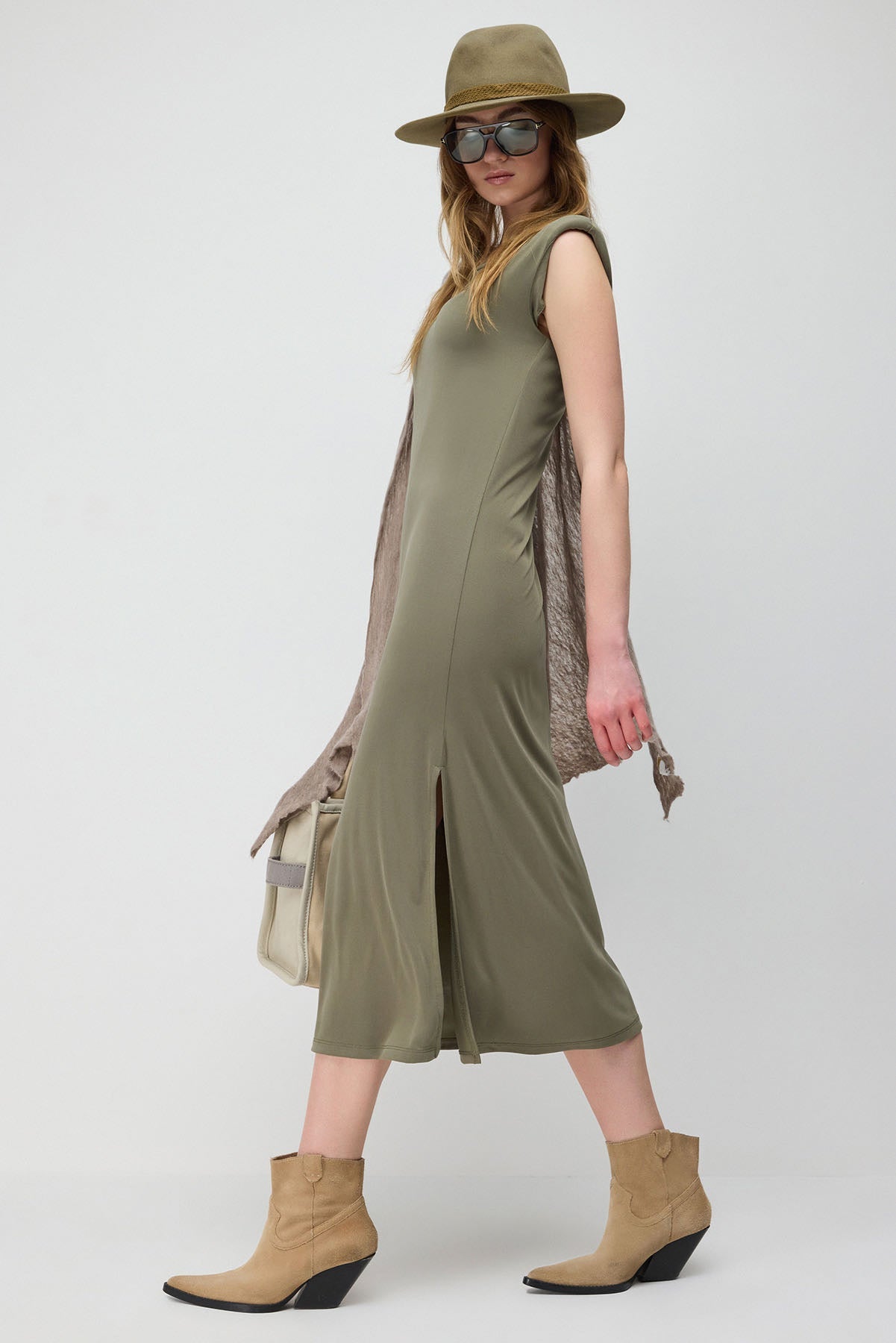 Midi-langes Kleid mit Schlitz.