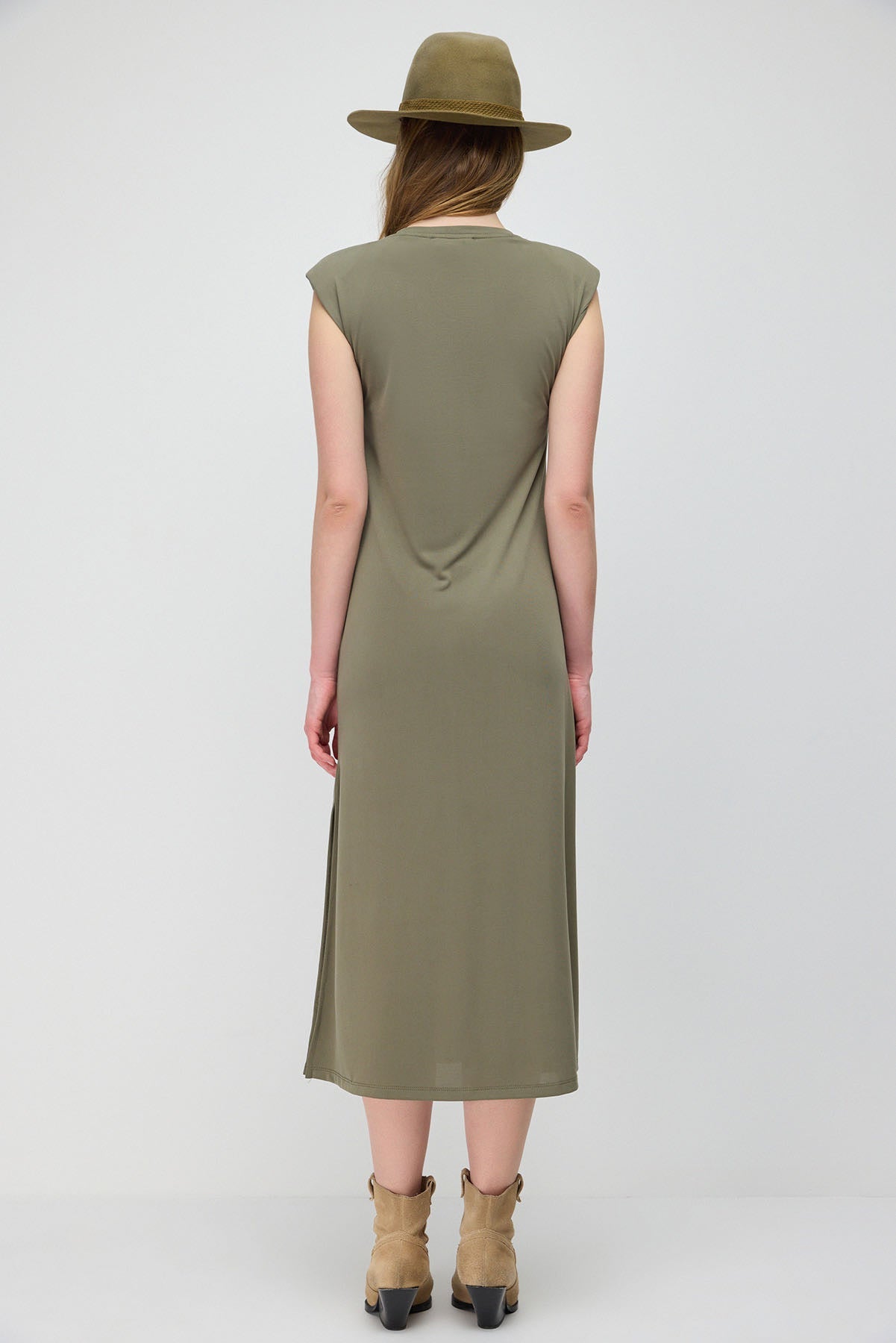Midi-langes Kleid mit Schlitz.