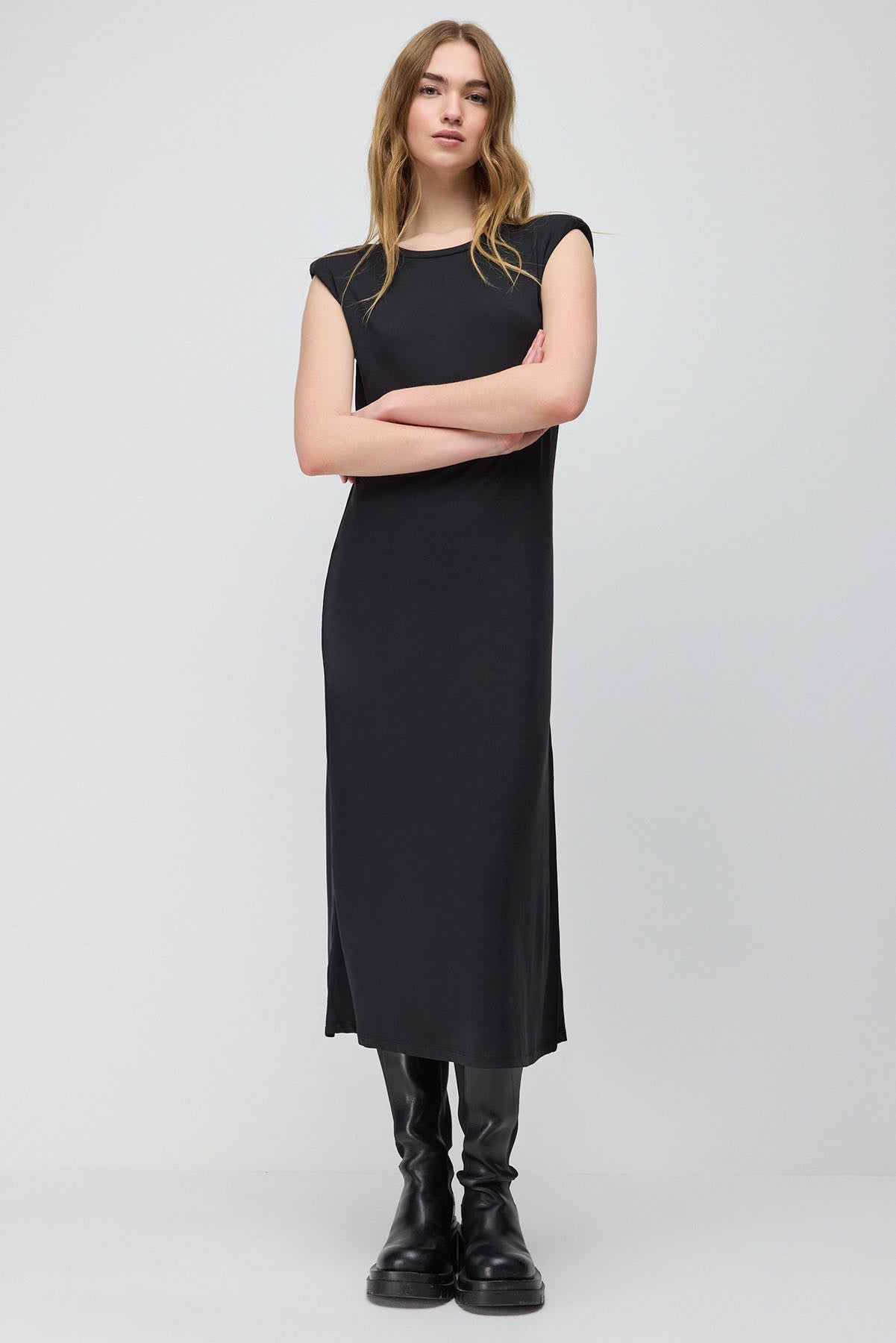 Midikleid mit Schulterpolstern und Seitenschlitzen
