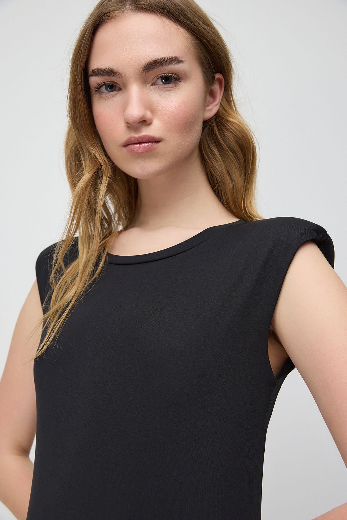 Midikleid mit Schulterpolstern und Seitenschlitzen