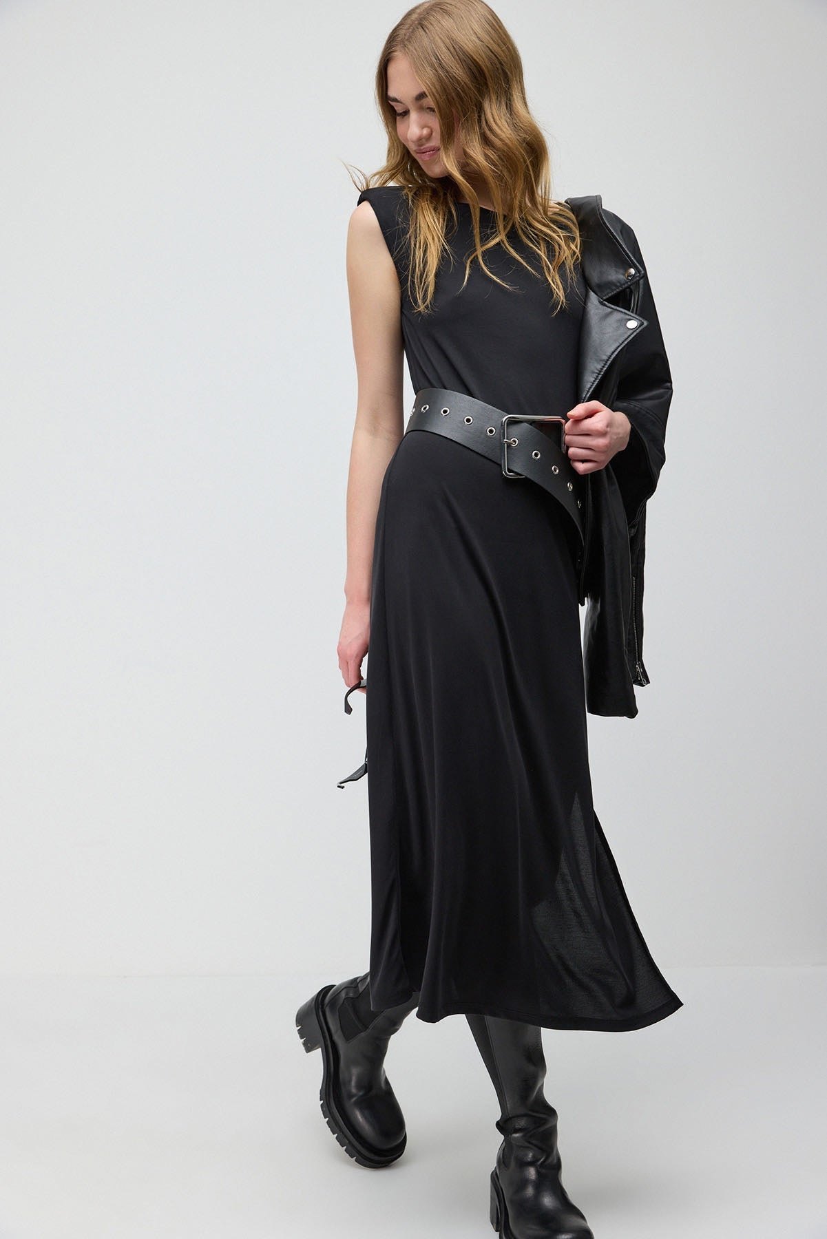 Midikleid mit Schulterpolstern und Seitenschlitzen