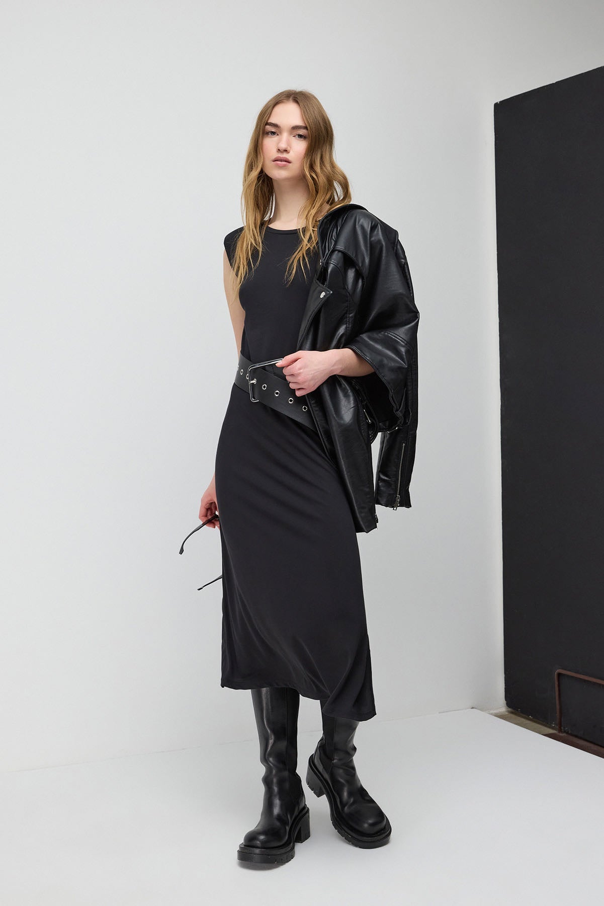 Midikleid mit Schulterpolstern und Seitenschlitzen