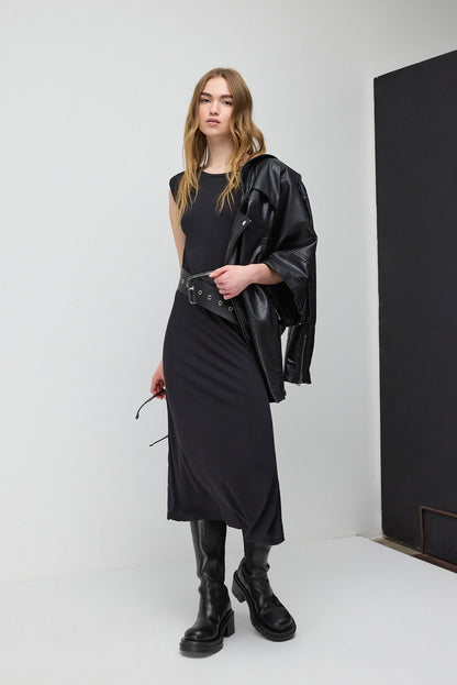 Midikleid mit Schulterpolstern und Seitenschlitzen