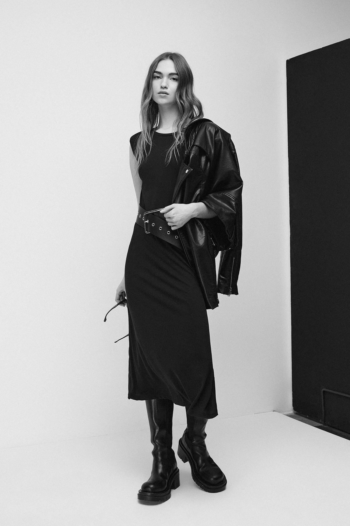 Midikleid mit Schulterpolstern und Seitenschlitzen