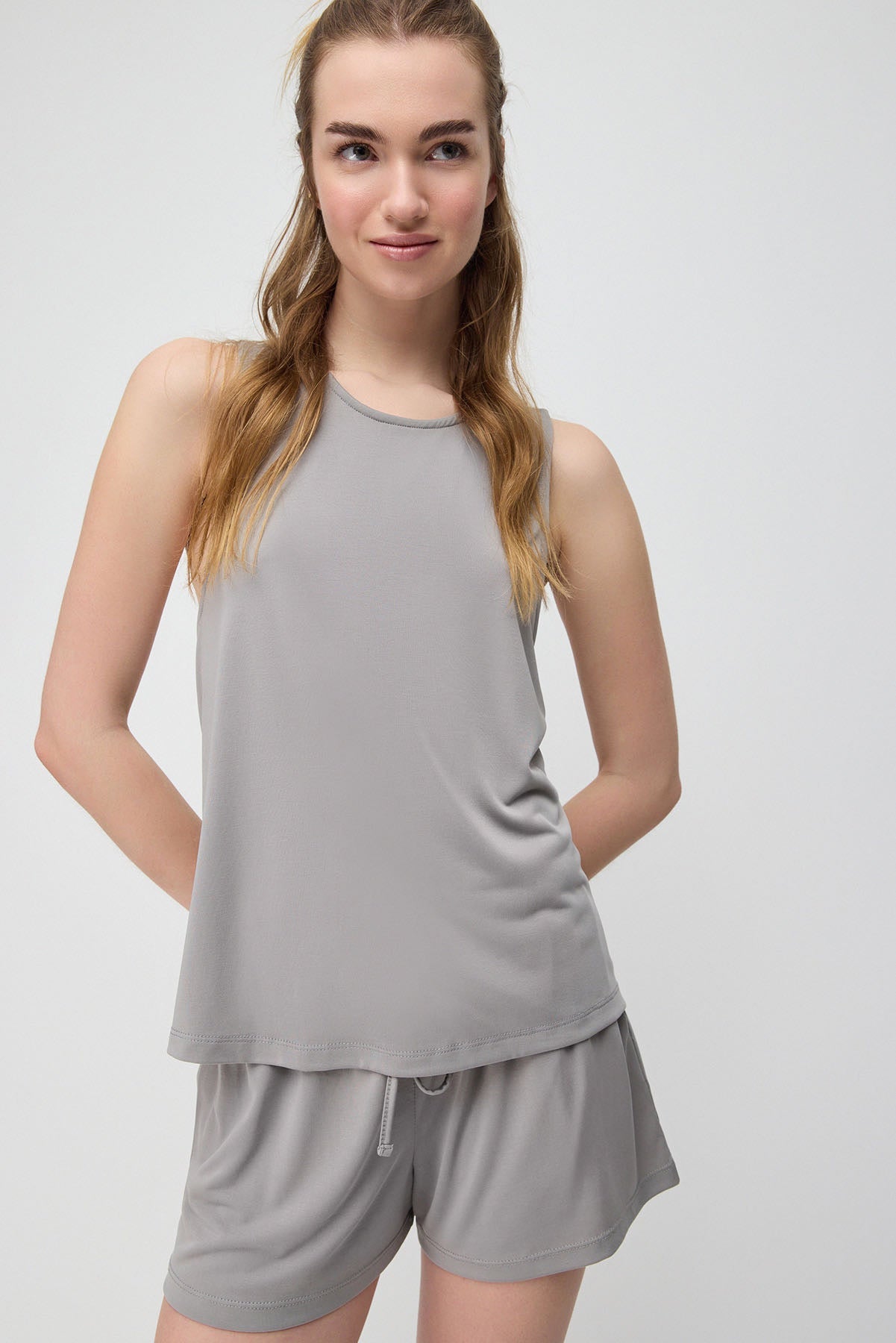 Langes Tanktop mit gekreuztem Rückendesign, aus Modal-Gewebe