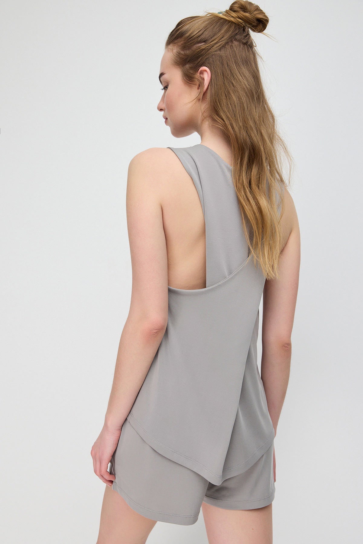 Langes Tanktop mit gekreuztem Rückendesign, aus Modal-Gewebe