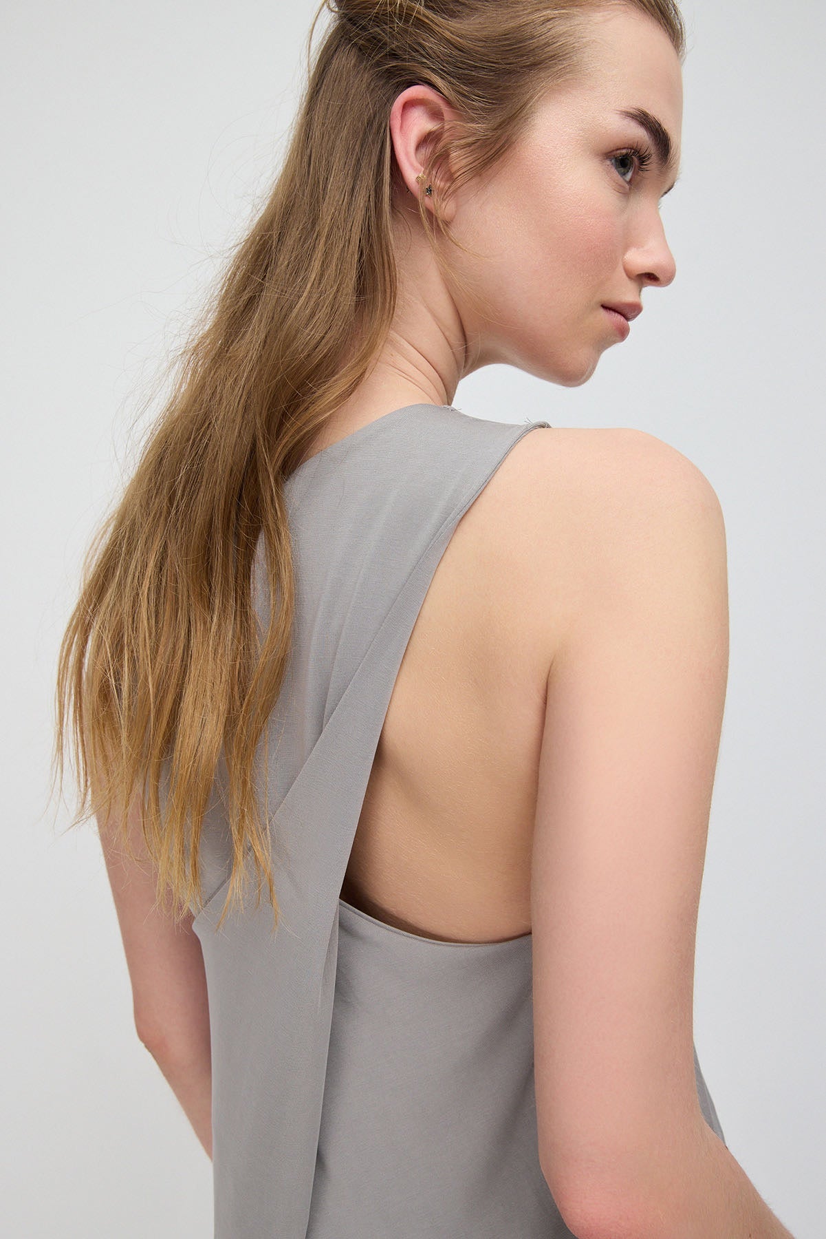 Langes Tanktop mit gekreuztem Rückendesign, aus Modal-Gewebe
