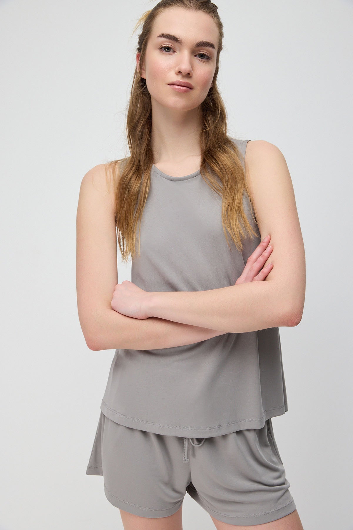Langes Tanktop mit gekreuztem Rückendesign, aus Modal-Gewebe