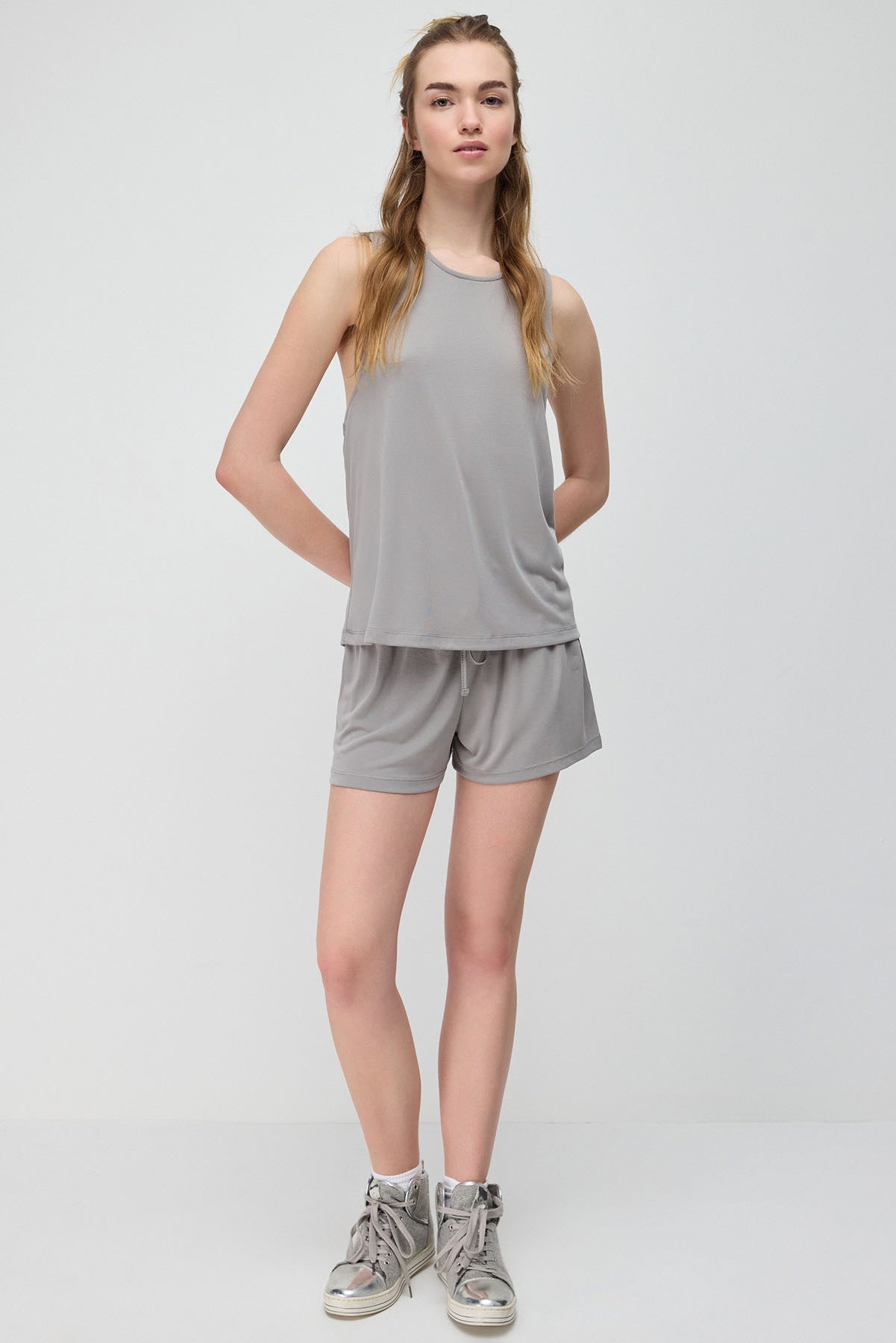 Langes Tanktop mit gekreuztem Rückendesign, aus Modal-Gewebe