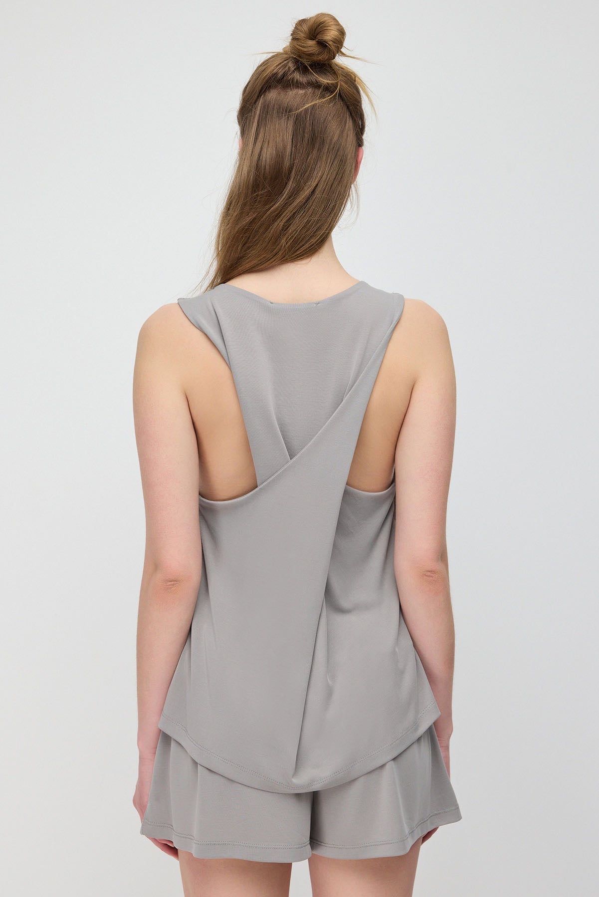 Langes Tanktop mit gekreuztem Rückendesign, aus Modal-Gewebe