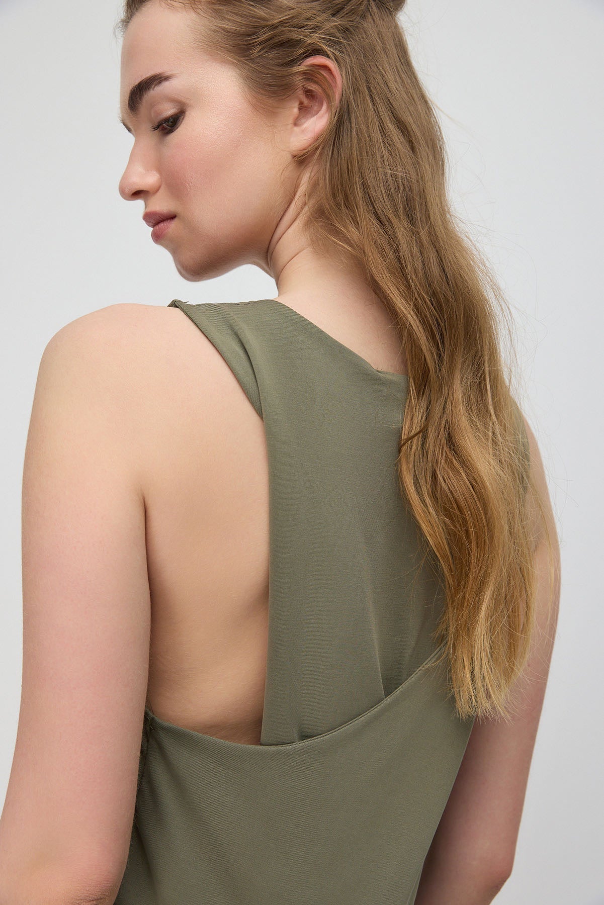 Langes Tanktop mit gekreuztem Rückendesign, aus Modal-Gewebe