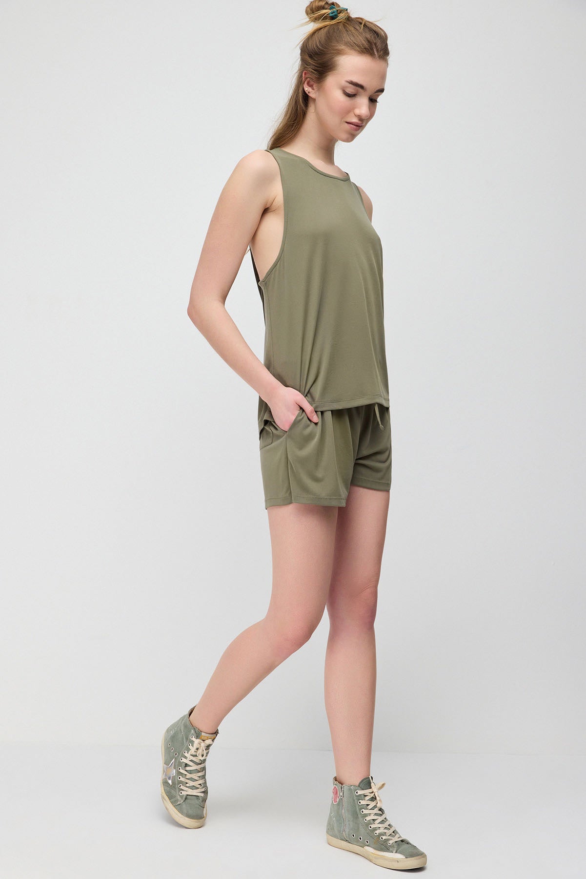 Langes Tanktop mit gekreuztem Rückendesign, aus Modal-Gewebe