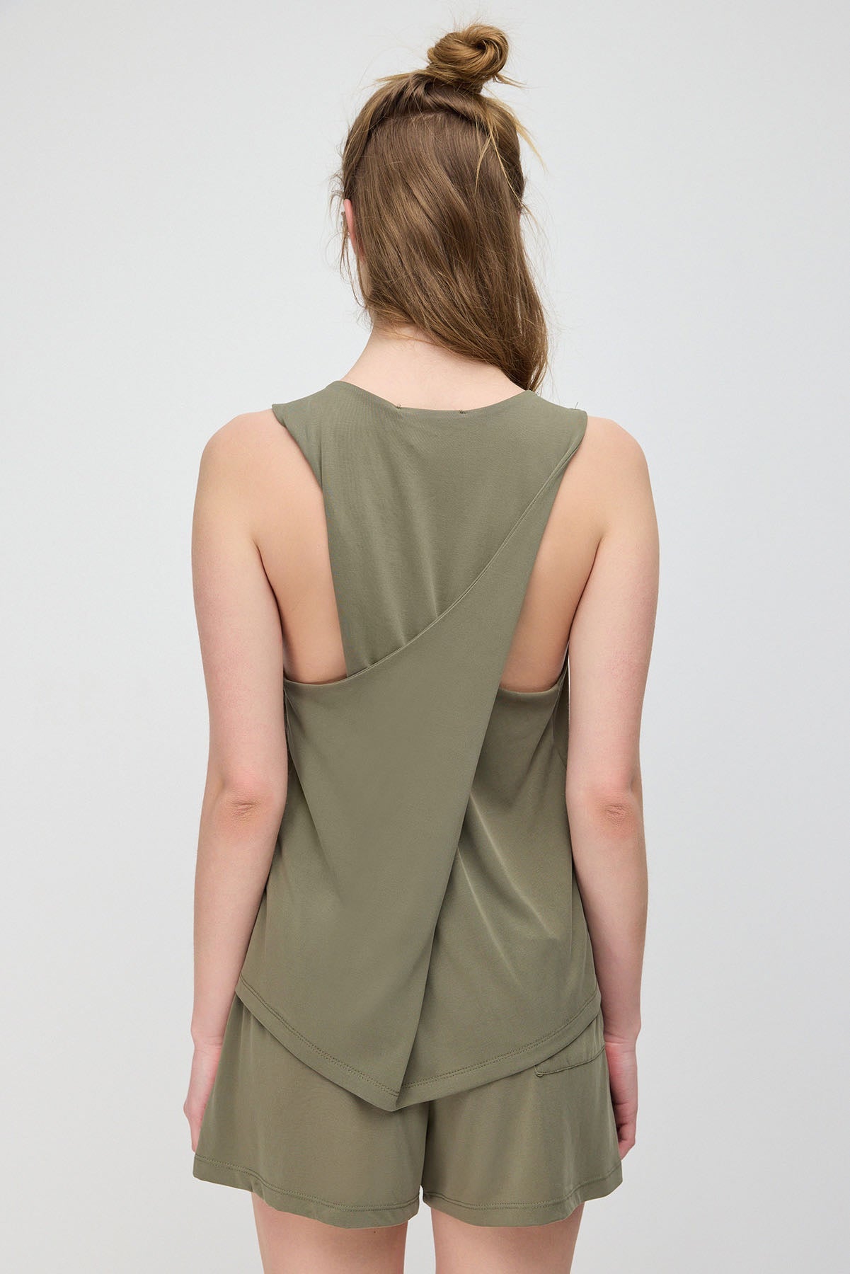 Langes Tanktop mit gekreuztem Rückendesign, aus Modal-Gewebe