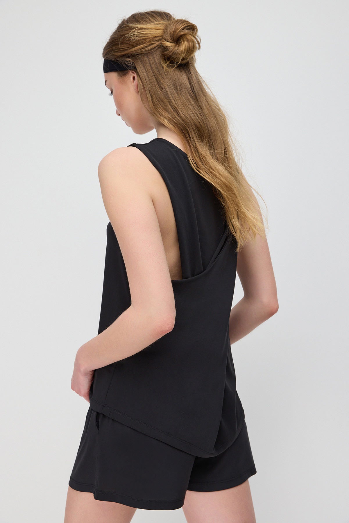 Langes Tanktop mit gekreuztem Rückendesign, aus Modal-Gewebe