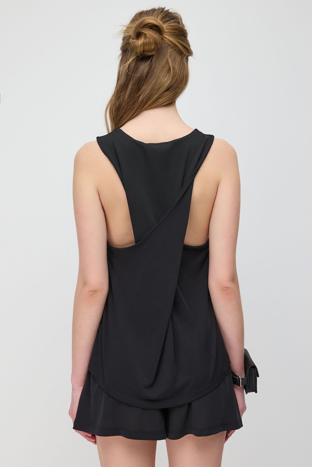 Langes Tanktop mit gekreuztem Rückendesign, aus Modal-Gewebe