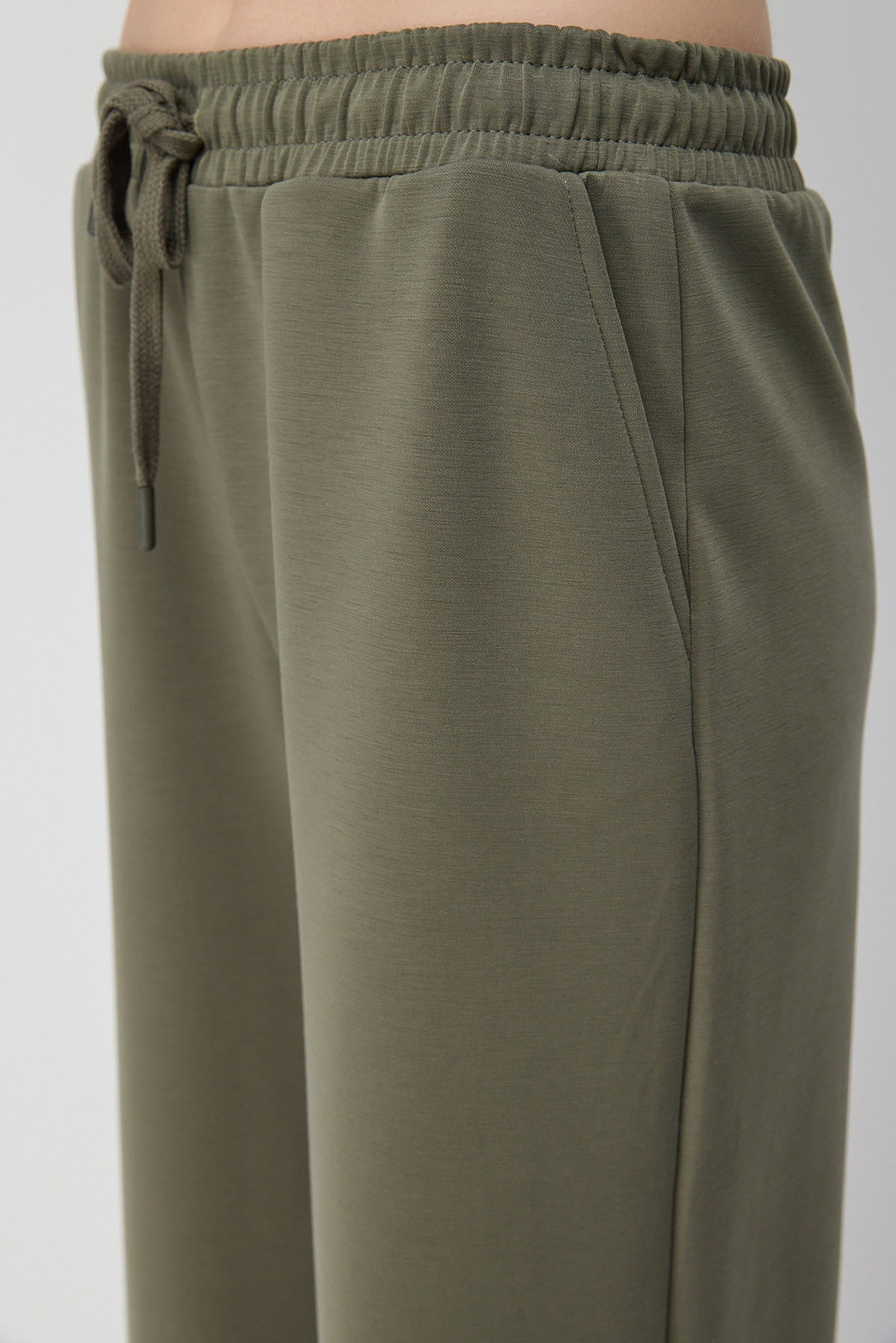 Weit geschnittene Jogginghose aus Modal-Stoff.