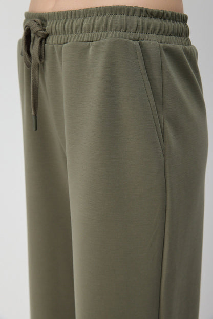 Weit geschnittene Jogginghose aus Modal-Stoff.