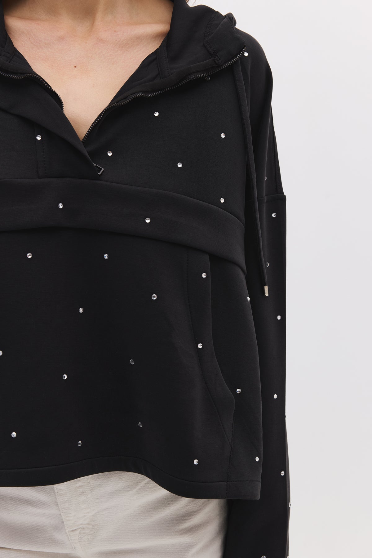 Sweatshirt mit Steinverzierungen