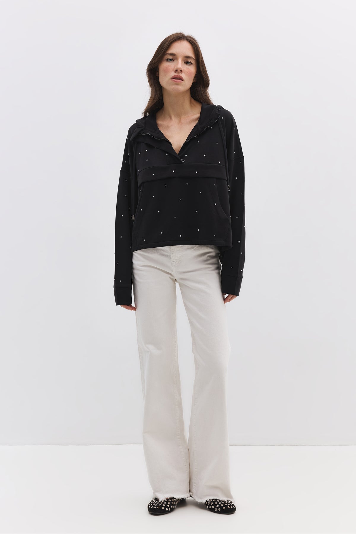 Sweatshirt mit Steinverzierungen