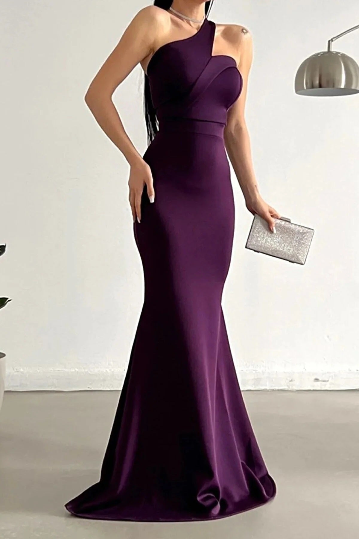 Maxikleid mit asymmetrischem Ausschnitt