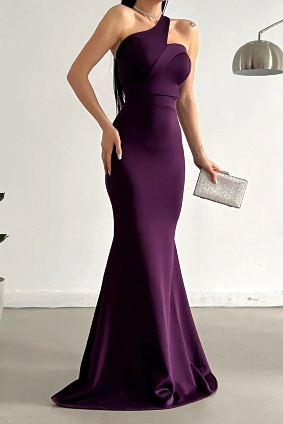 Maxikleid mit asymmetrischem Ausschnitt