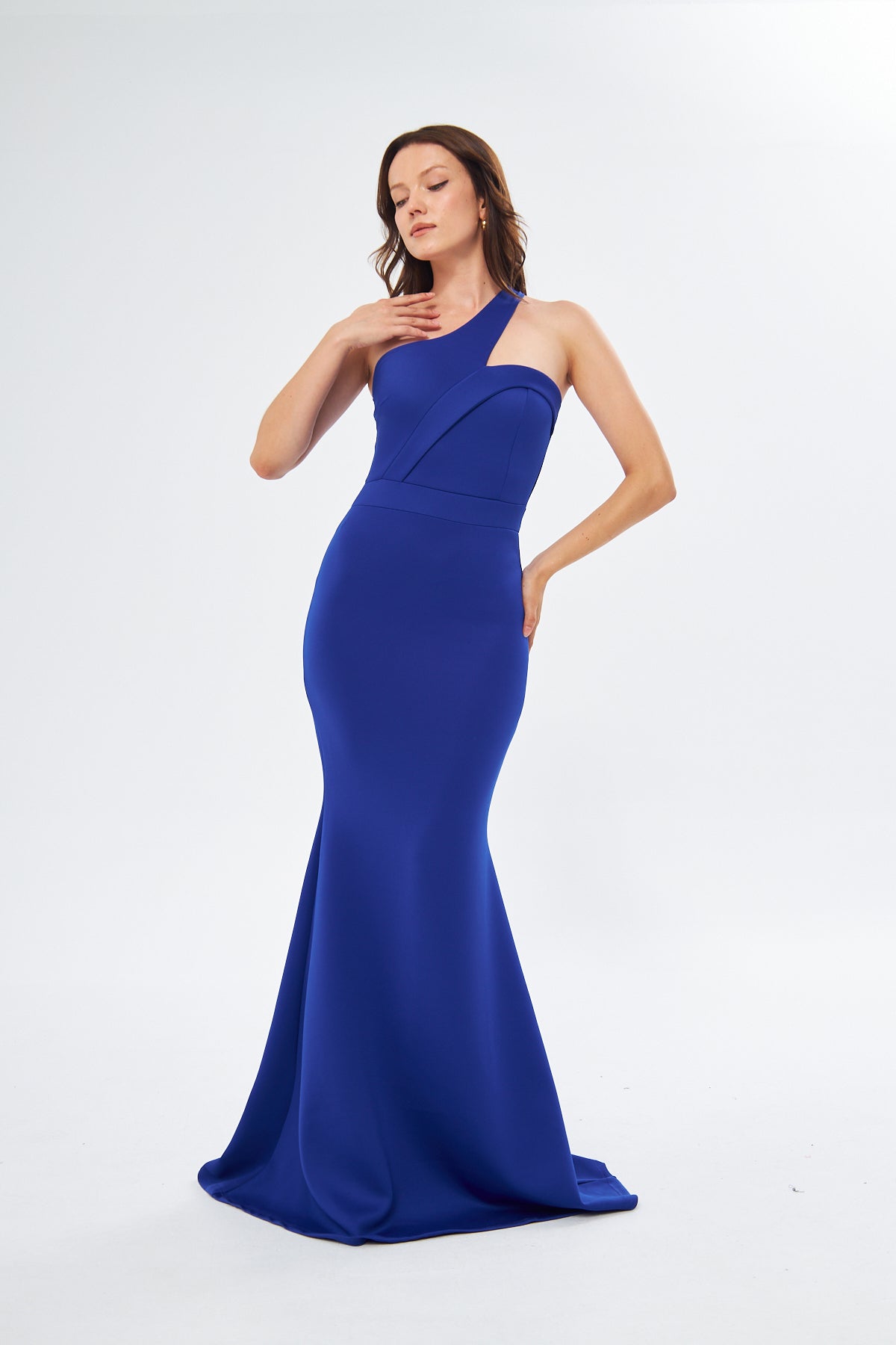 Maxikleid mit asymmetrischem Ausschnitt