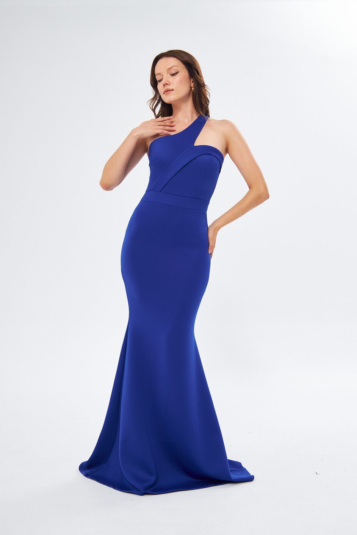 Maxikleid mit asymmetrischem Ausschnitt